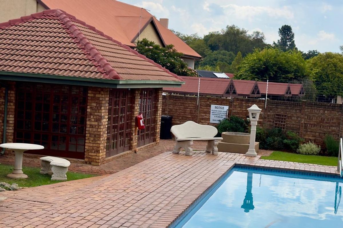 3 Bedroom 2 Bathroom Townhouse in Clubview. - Photo 4
