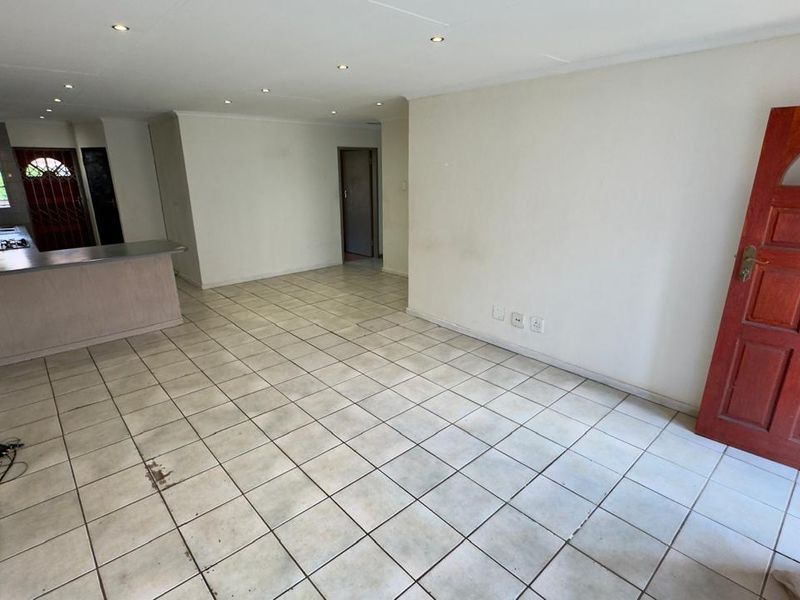 3 Bedroom 2 Bathroom Townhouse in Clubview. - Photo 10