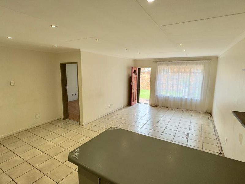 3 Bedroom 2 Bathroom Townhouse in Clubview. - Photo 9