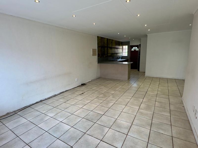 3 Bedroom 2 Bathroom Townhouse in Clubview. - Photo 8