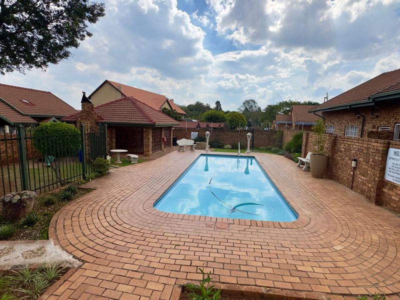 3 Bedroom 2 Bathroom Townhouse in Clubview. - Photo 7