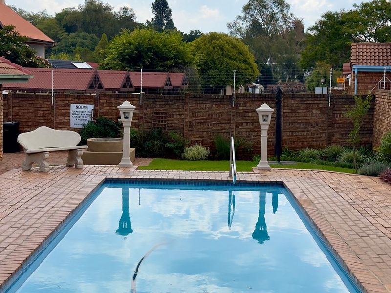 3 Bedroom 2 Bathroom Townhouse in Clubview. - Photo 6