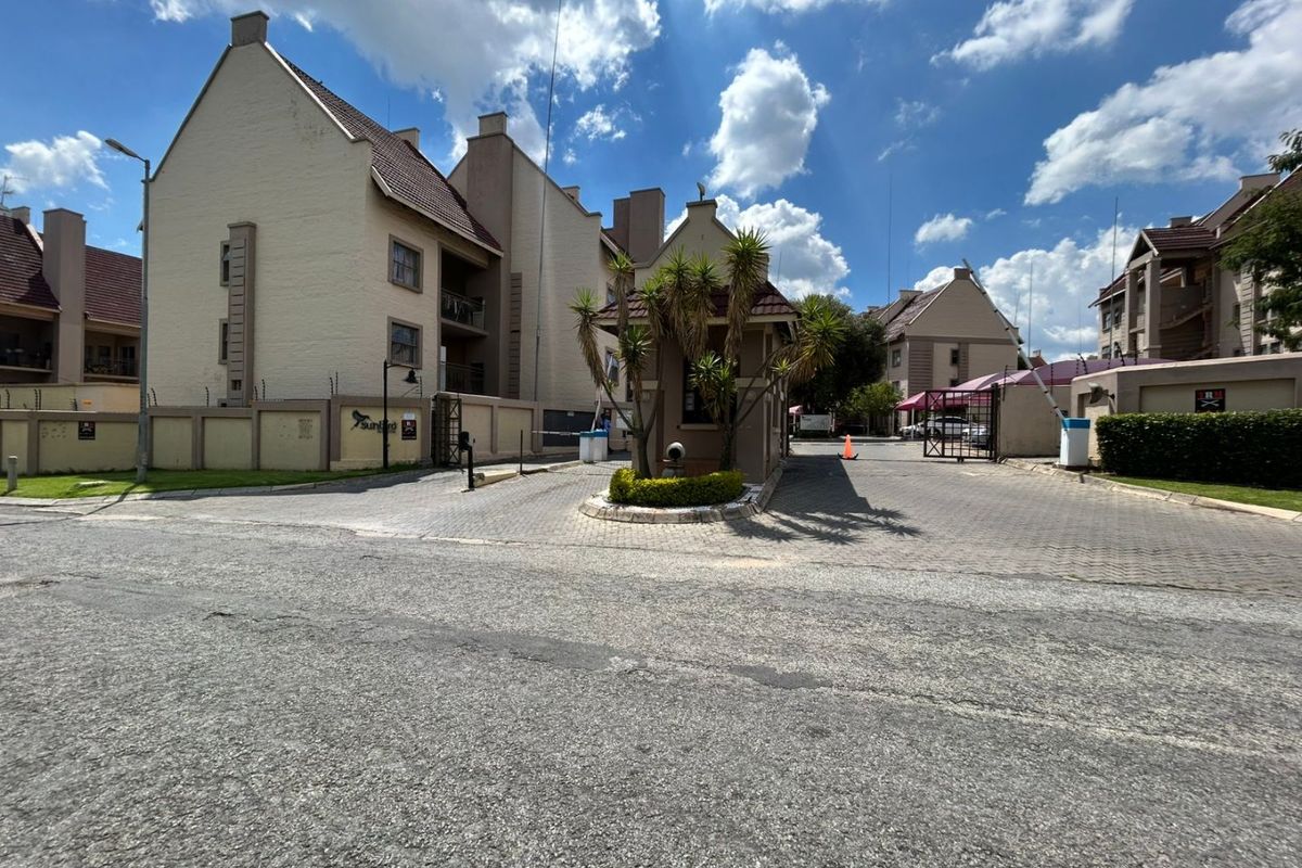 Spacious 3-Bedroom Ground Floor Apartment with Private Patio & Built-In Braai in Sunbird Estate, Sundowner - Photo 2