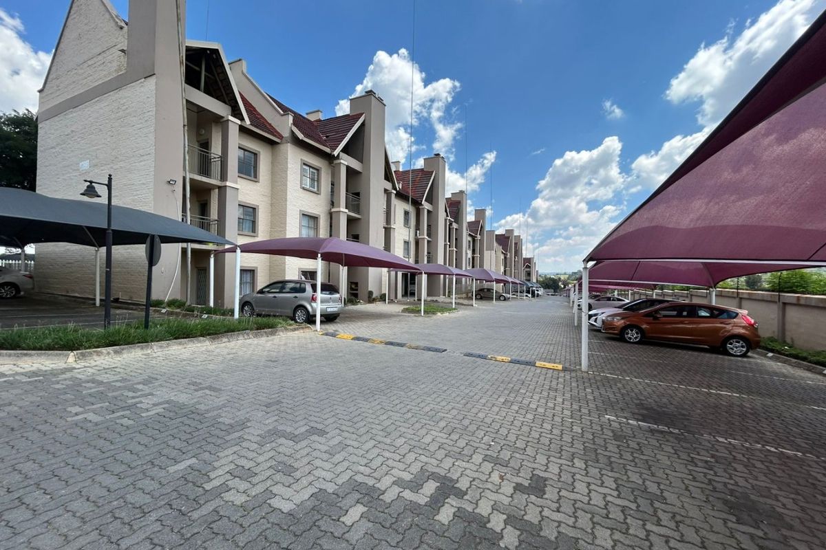 Spacious 3-Bedroom Ground Floor Apartment with Private Patio & Built-In Braai in Sunbird Estate, Sundowner - Photo 3