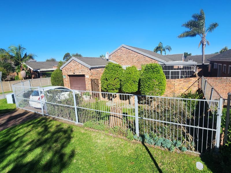 Family Home Opposite Popular School - Photo 1