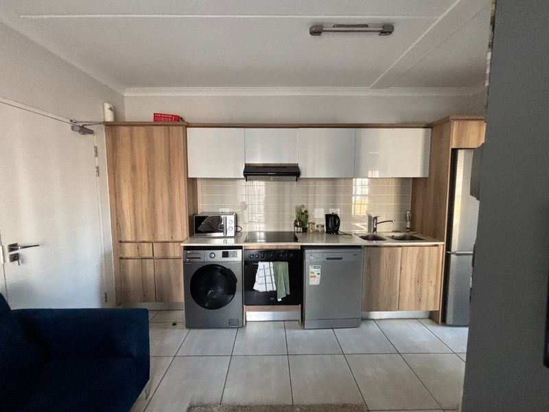 EXQUISITE 1 BEDROOM 1 BATHROOM APARTMENT AVAILABLE FOR IMMEDIATE OCCUPANCY IN THE BLYDE LIFESTYLE CENTER - Photo 6