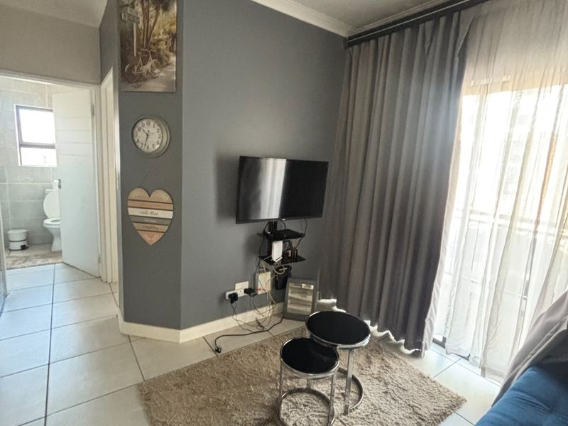 EXQUISITE 1 BEDROOM 1 BATHROOM APARTMENT AVAILABLE FOR IMMEDIATE OCCUPANCY IN THE BLYDE LIFESTYLE CENTER - Photo 8
