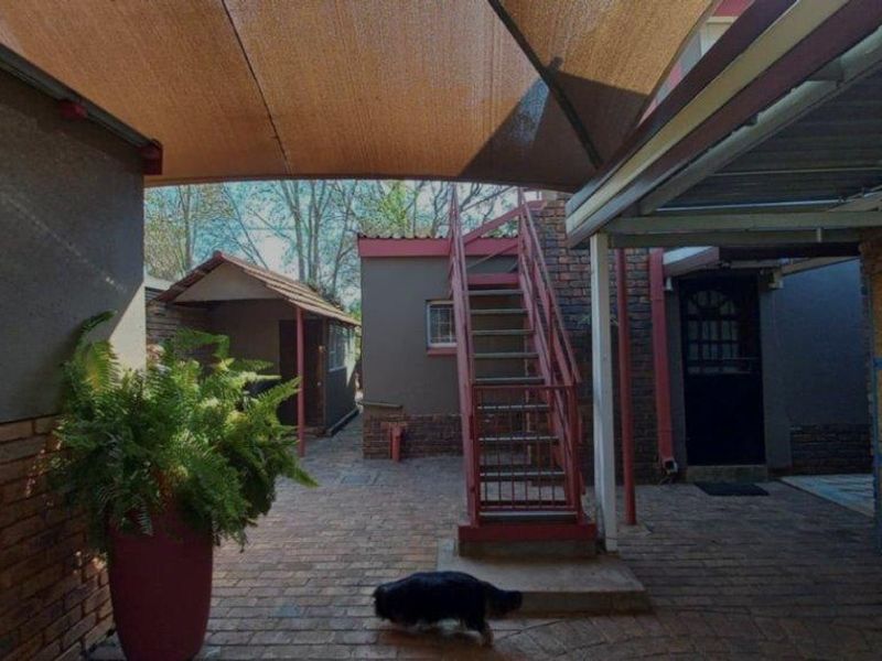 Charming 3-Bed Home in Daspoort with Garden - Photo 8