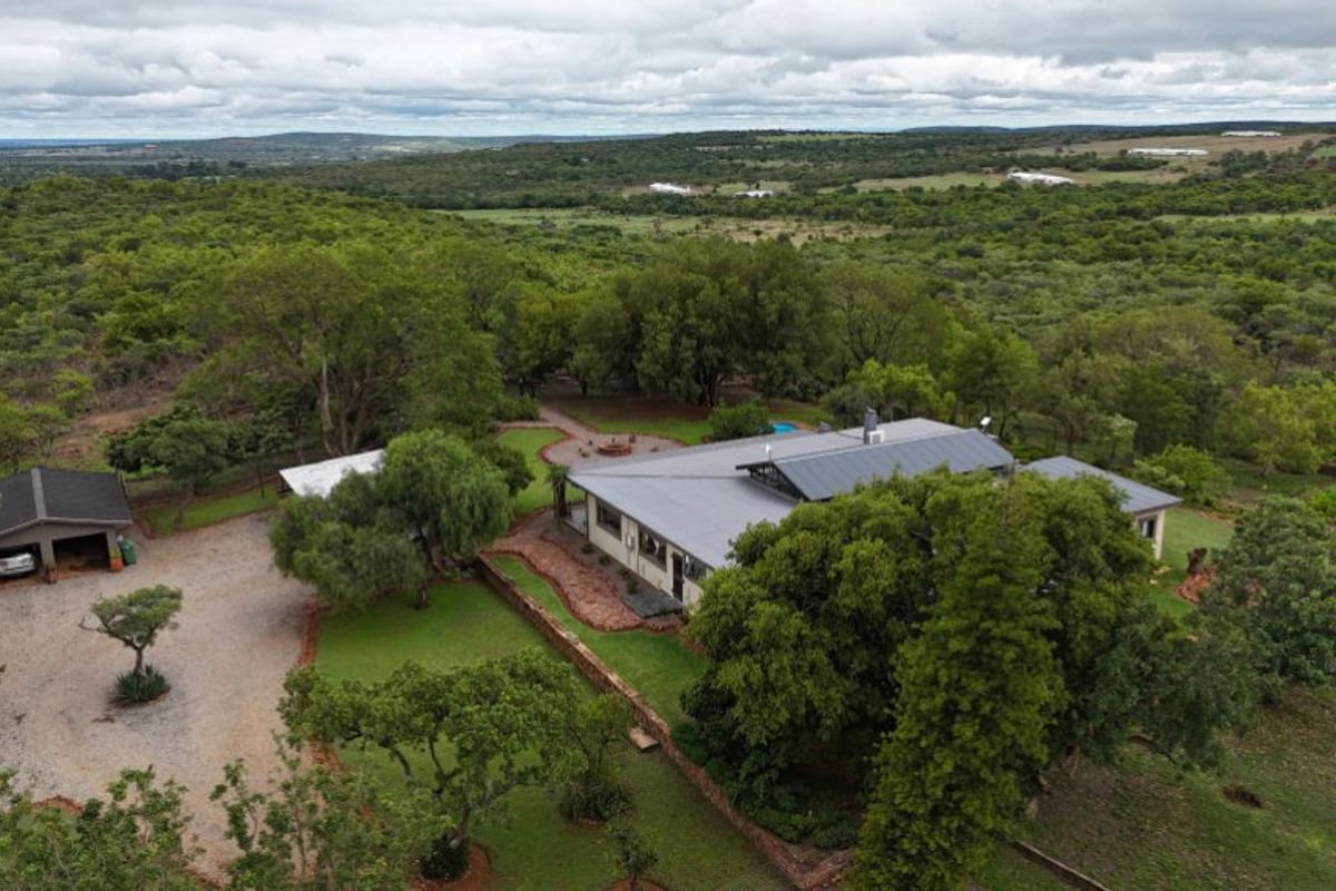 Well-developed infrastructure, strong water supply and a beautiful farmhouse – Farm, livestock, game, implements and equipment included. - Photo 4