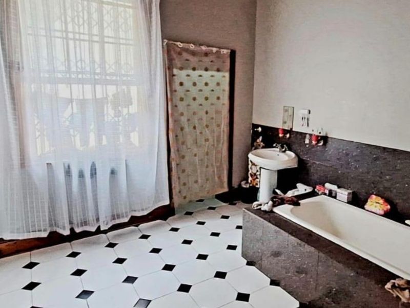 11 Bedroom House for Sale- Great Investment Opportunity!  - Photo 10