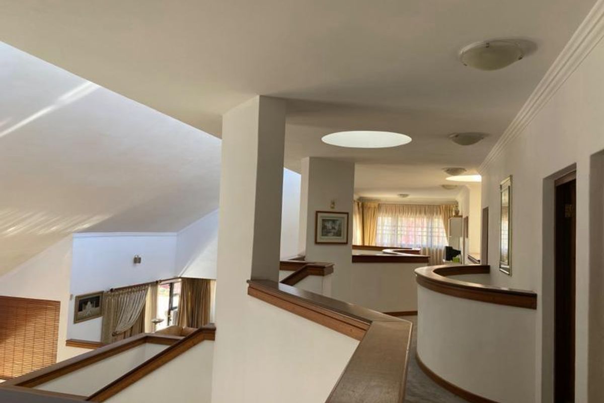 Elegant Triple-Storey Family Residence in Prestigious Claudius - Photo 3