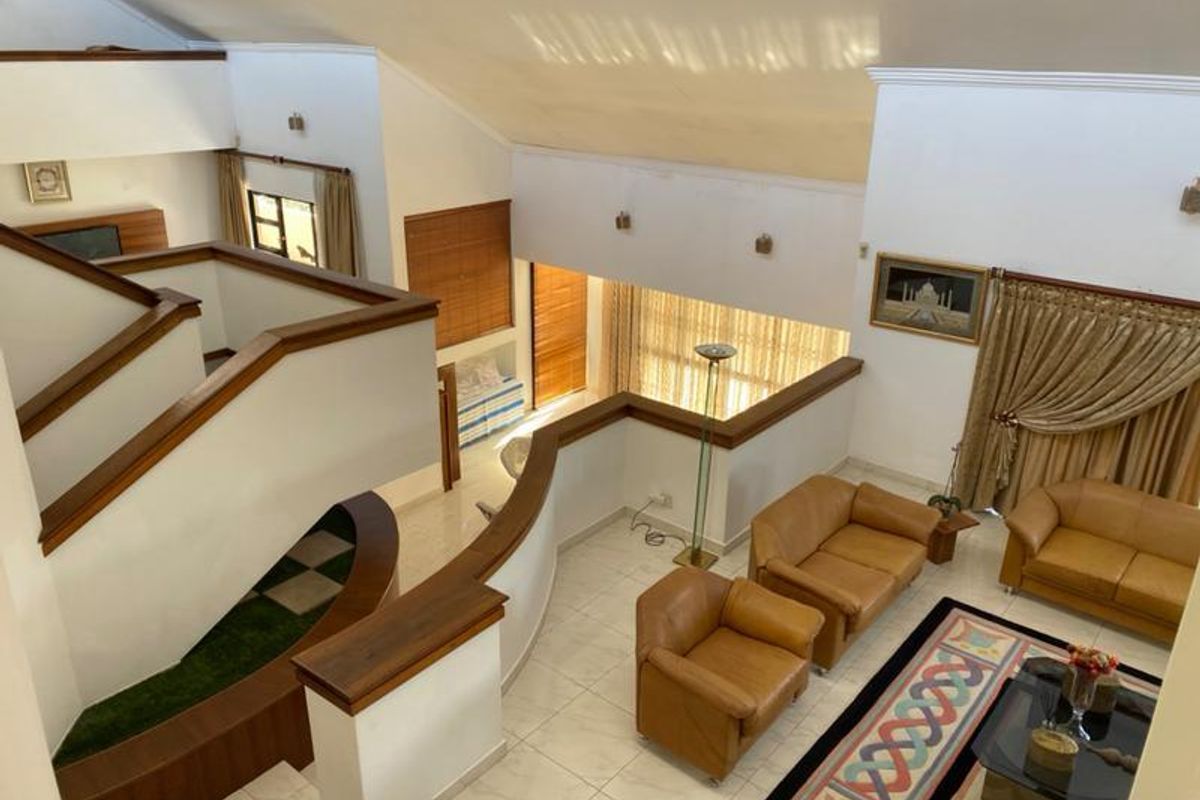 Elegant Triple-Storey Family Residence in Prestigious Claudius - Photo 5