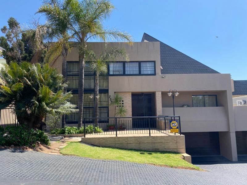 Elegant Triple-Storey Family Residence in Prestigious Claudius - Photo 1