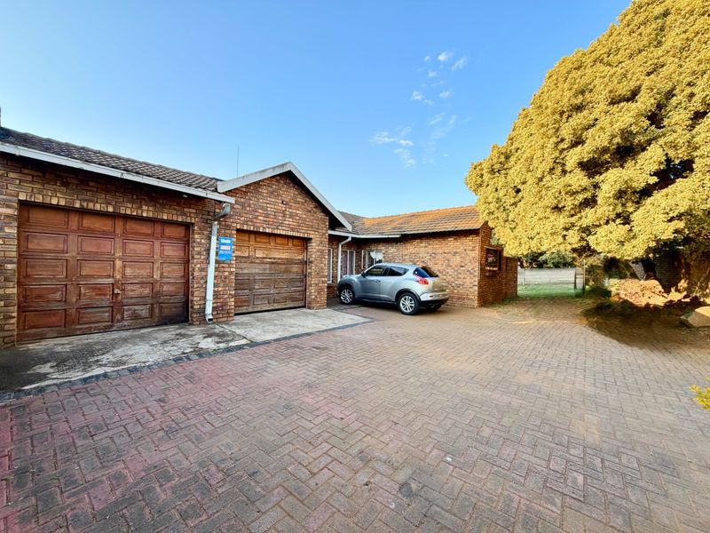 Exceptional 5 Bedroom Family Home for Sale in Karenpark - Space, Comfort & Endless Potential - Photo 1