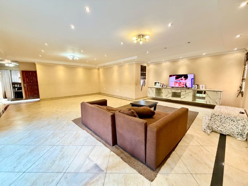 Exceptional 5 Bedroom Family Home for Sale in Karenpark - Space, Comfort & Endless Potential - Photo 4