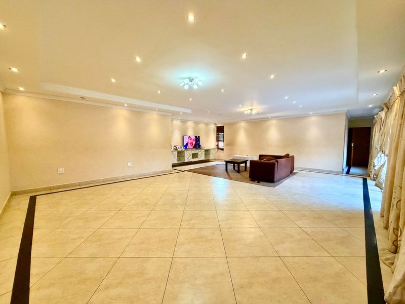 Exceptional 5 Bedroom Family Home for Sale in Karenpark - Space, Comfort & Endless Potential - Photo 3