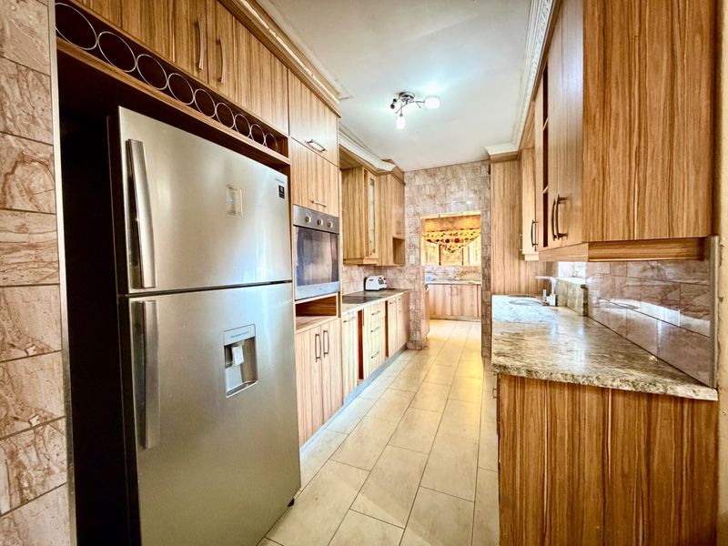 Exceptional 5 Bedroom Family Home for Sale in Karenpark - Space, Comfort & Endless Potential - Photo 5
