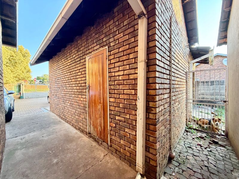 Exceptional 5 Bedroom Family Home for Sale in Karenpark - Space, Comfort & Endless Potential - Photo 2