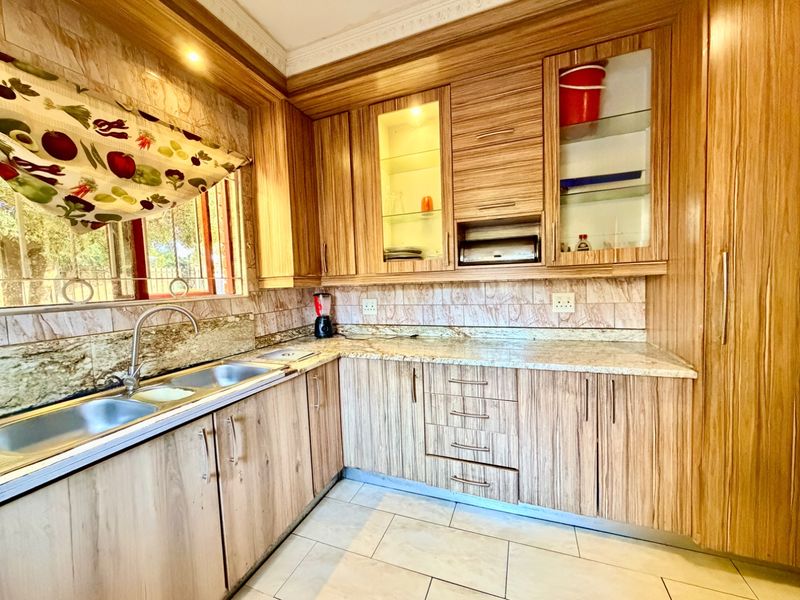 Exceptional 5 Bedroom Family Home for Sale in Karenpark - Space, Comfort & Endless Potential - Photo 7