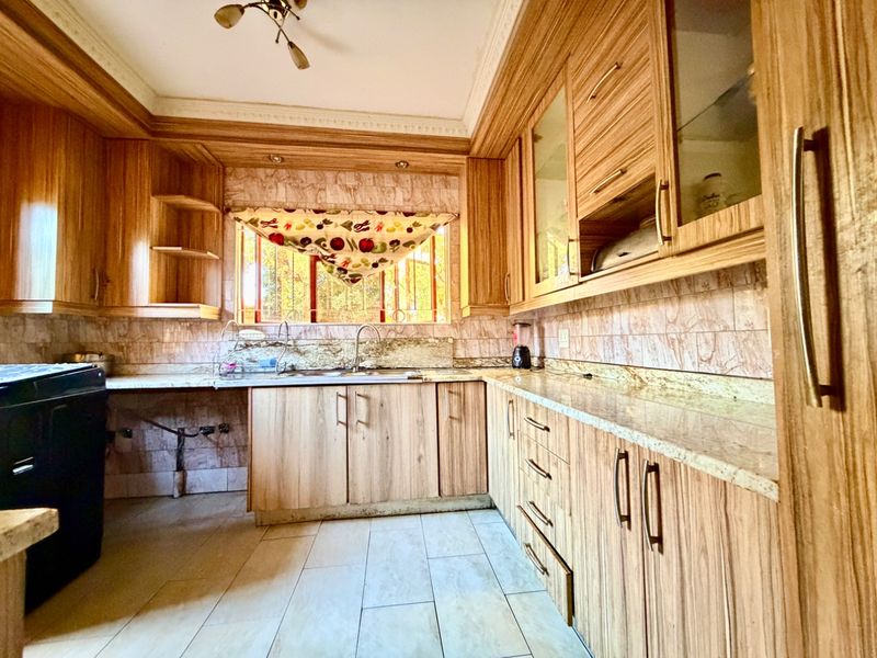 Exceptional 5 Bedroom Family Home for Sale in Karenpark - Space, Comfort & Endless Potential - Photo 6