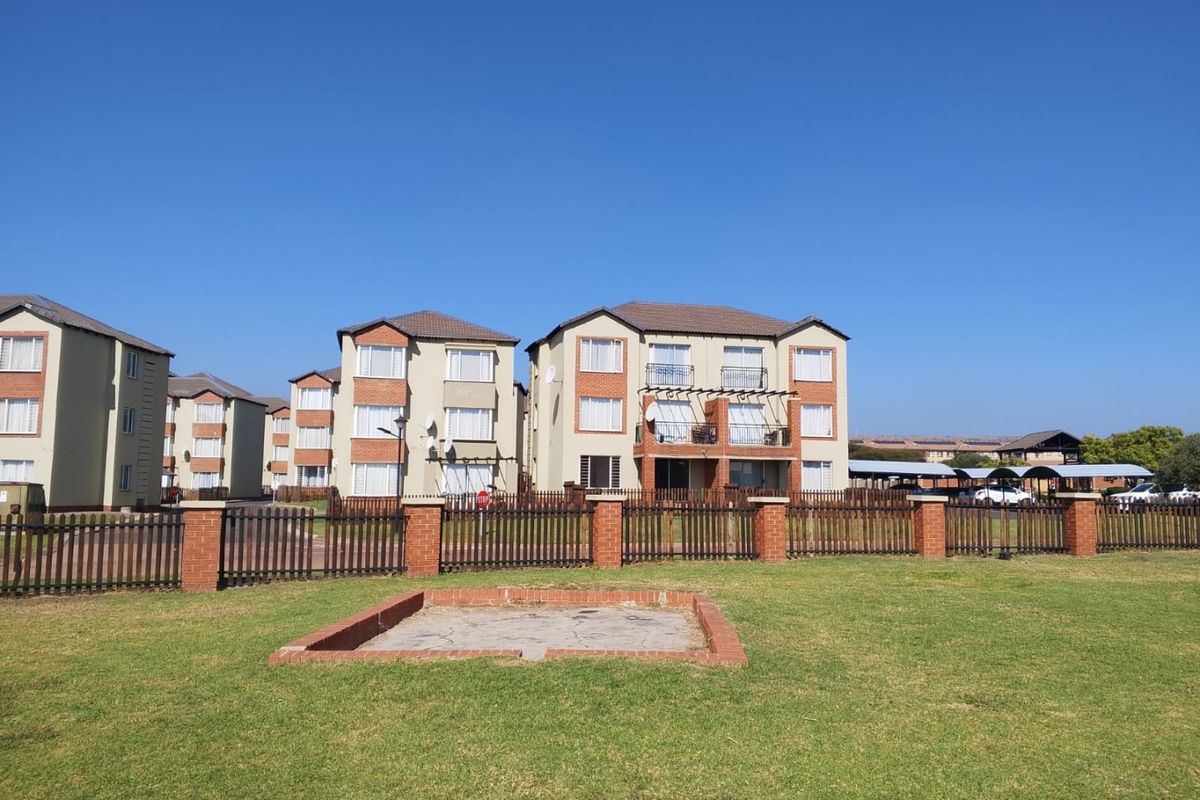 OFFERS STARTING AT R 650 000 will be considered for this bright two bed , 81 sqm ground floor flat, in Montana Tuine, Pretoria - Photo 2