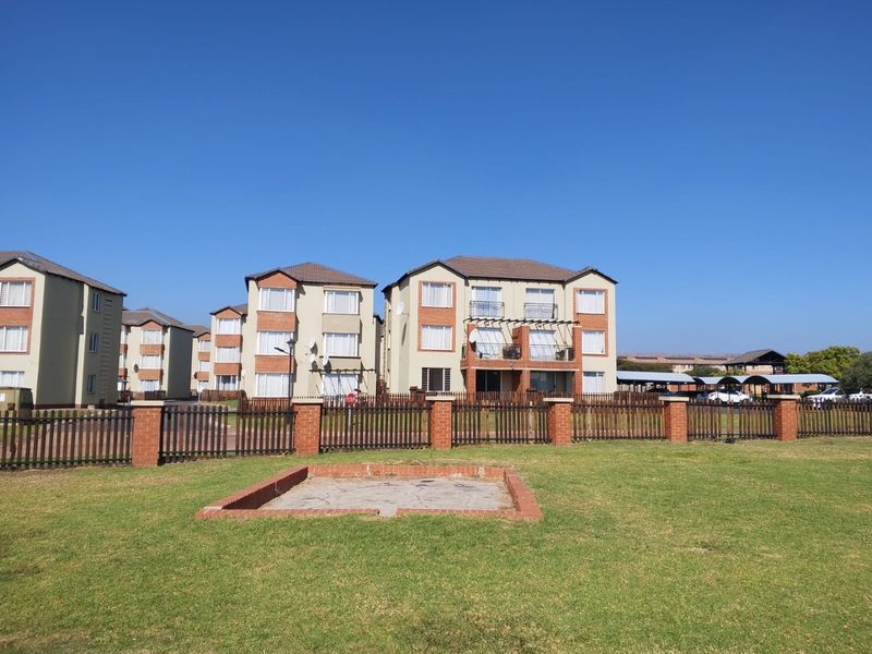 OFFERS STARTING AT R 650 000 will be considered for this bright two bed , 81 sqm ground floor flat, in Montana Tuine, Pretoria - Photo 2