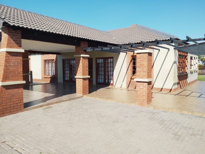 OFFERS STARTING AT R 650 000 will be considered for this bright two bed , 81 sqm ground floor flat, in Montana Tuine, Pretoria - Photo 3