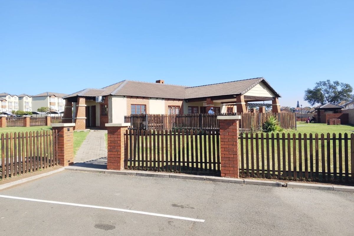 OFFERS STARTING AT R 650 000 will be considered for this bright two bed , 81 sqm ground floor flat, in Montana Tuine, Pretoria - Photo 4