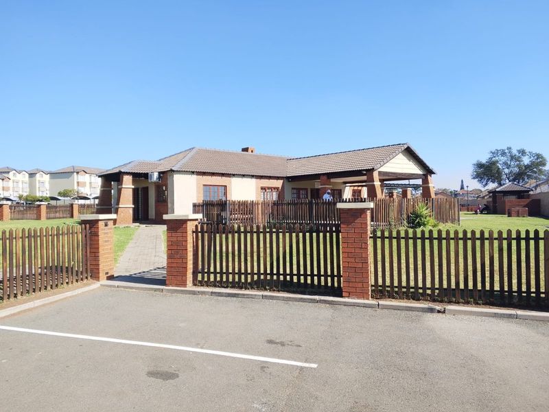 OFFERS STARTING AT R 650 000 will be considered for this bright two bed , 81 sqm ground floor flat, in Montana Tuine, Pretoria - Photo 4