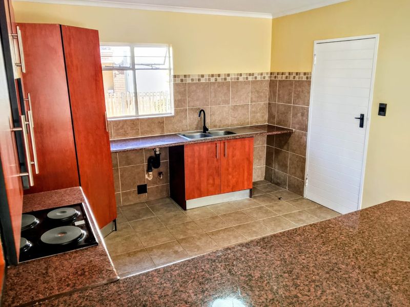 OFFERS STARTING AT R 700 000 will be considered for this bright two bed , 81 sqm ground floor flat, in Montana Tuine, Pretoria - Photo 5