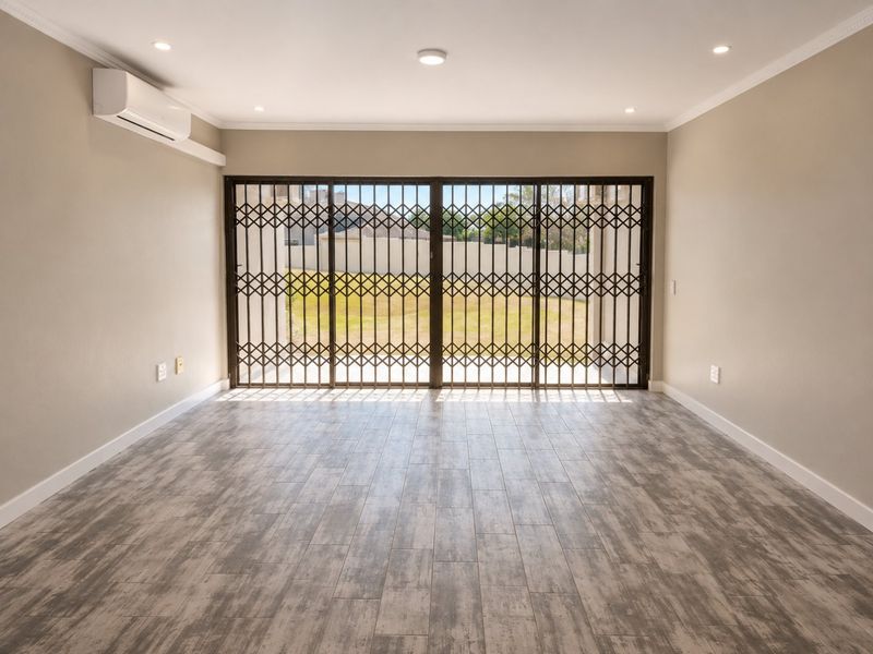 Stunning Newly Renovated 2 Bedroom Garden Apartment in Sought-After Lonehill - Photo 9
