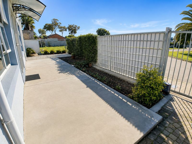 Neat family home in Heather Park  - Photo 3