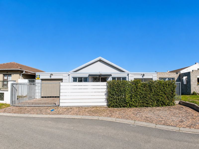 Neat family home in Heather Park  - Photo 1