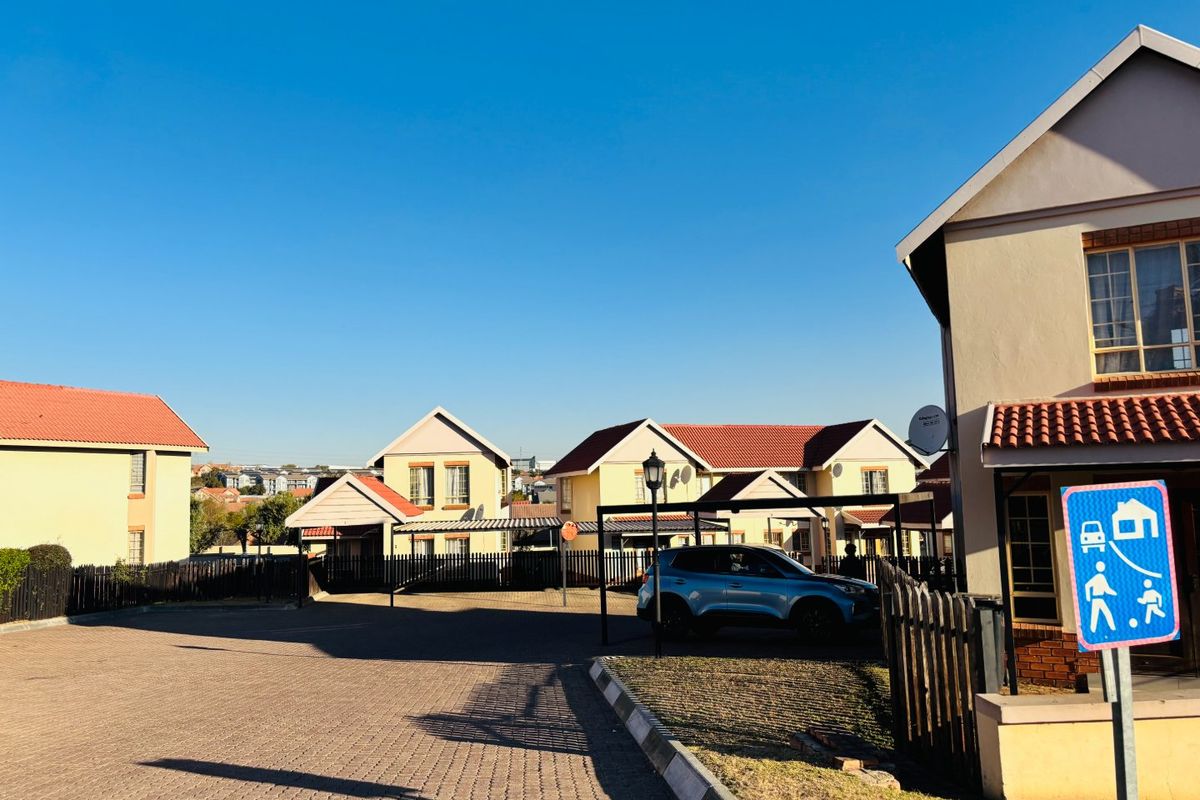 Elegant 3-Bedroom 2.5  bathrooms Duplex Home for sale in Centurion ,Kosmosdal - Photo 4