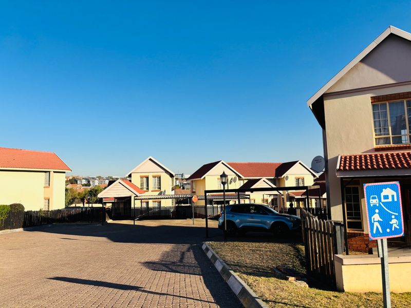 Elegant 3-Bedroom 2.5  bathrooms Duplex Home for sale in Centurion ,Kosmosdal - Photo 4