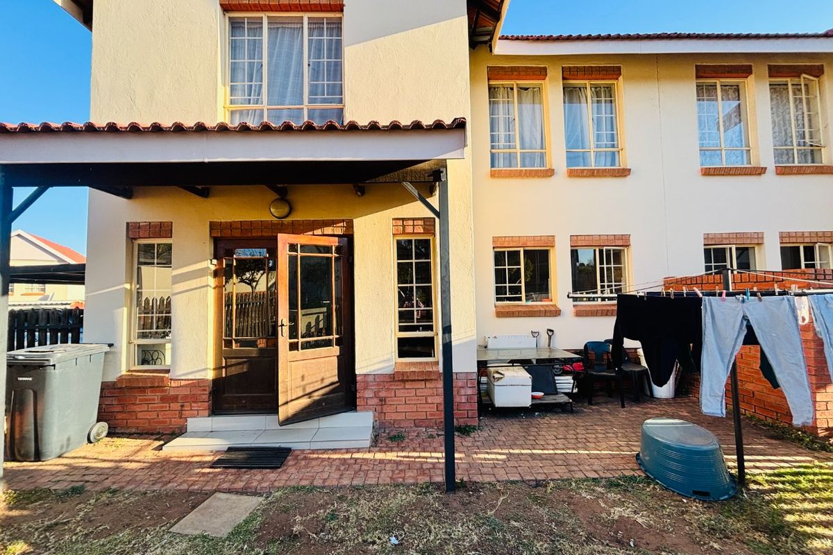 Elegant 3-Bedroom 2.5  bathrooms Duplex Home for sale in Centurion ,Kosmosdal - Photo 3