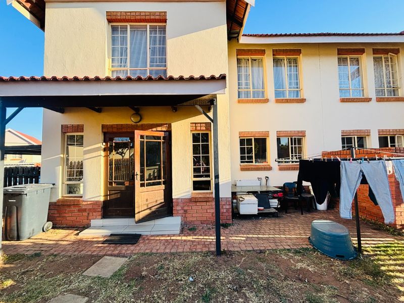 Elegant 3-Bedroom 2.5  bathrooms Duplex Home for sale in Centurion ,Kosmosdal - Photo 3