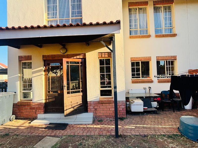 Elegant 3-Bedroom 2.5  bathrooms Duplex Home for sale in Centurion ,Kosmosdal - Photo 2