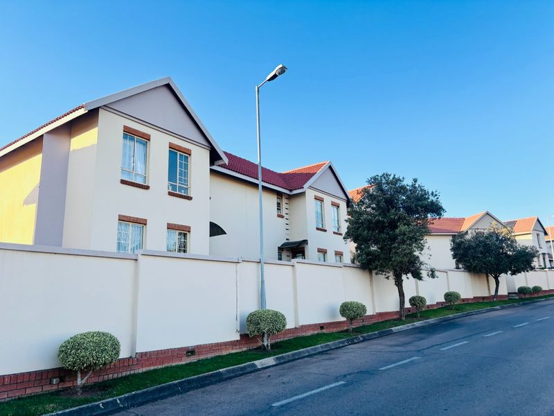 Elegant 3-Bedroom 2.5  bathrooms Duplex Home for sale in Centurion ,Kosmosdal - Photo 1