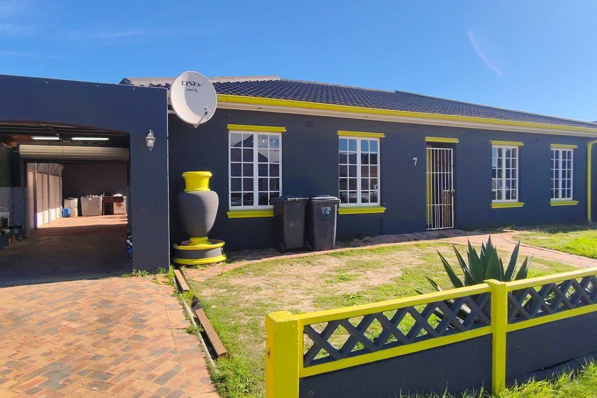 4 Bedroom House For Sale In Strandfontein (Old Village) on a huge erf of 450m2 - Photo 2