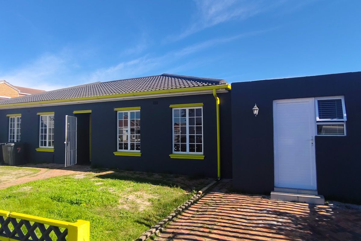 4 Bedroom House For Sale In Strandfontein (Old Village) on a huge erf of 450m2 - Photo 3