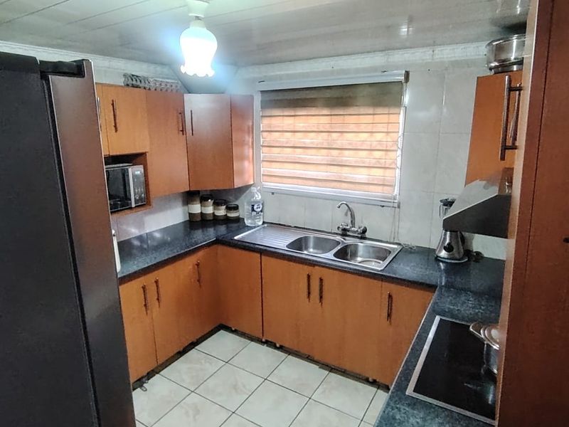 4 Bedroom House for Sale in Mdantsane  - Photo 2