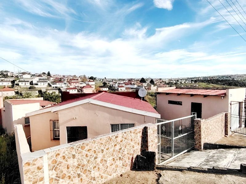 4 Bedroom House for Sale in Mdantsane  - Photo 1