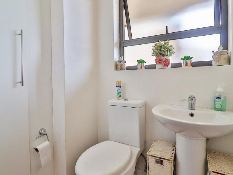 Spacious, Secure & Perfectly Located! - Photo 4
