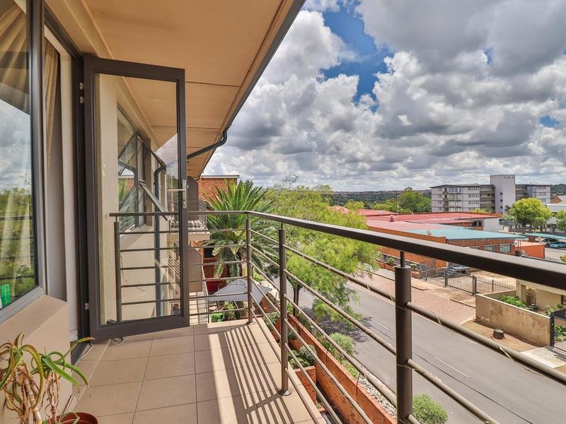 Spacious, Secure & Perfectly Located! - Photo 2