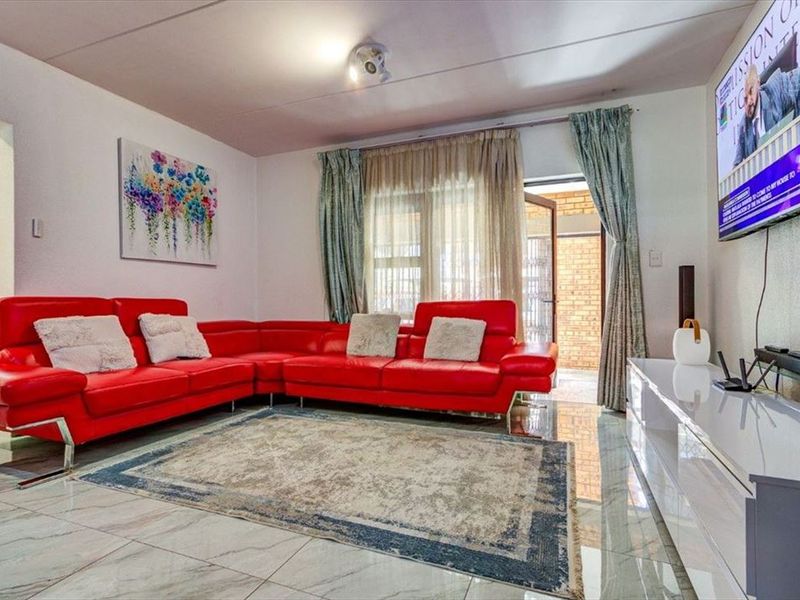 Spacious Three-Bedroom Home for Modern Family Living - Photo 2