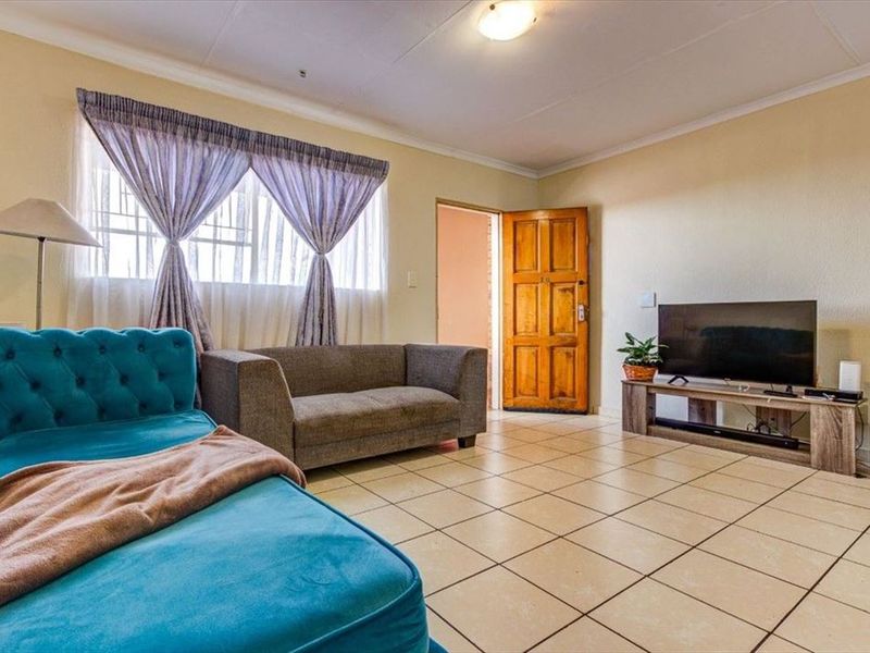 Comfortable Family Home with Great Potential - Photo 2
