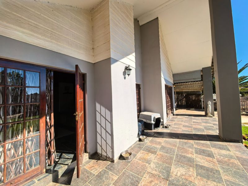 Comfortable Family Home with Great Potential - Photo 5