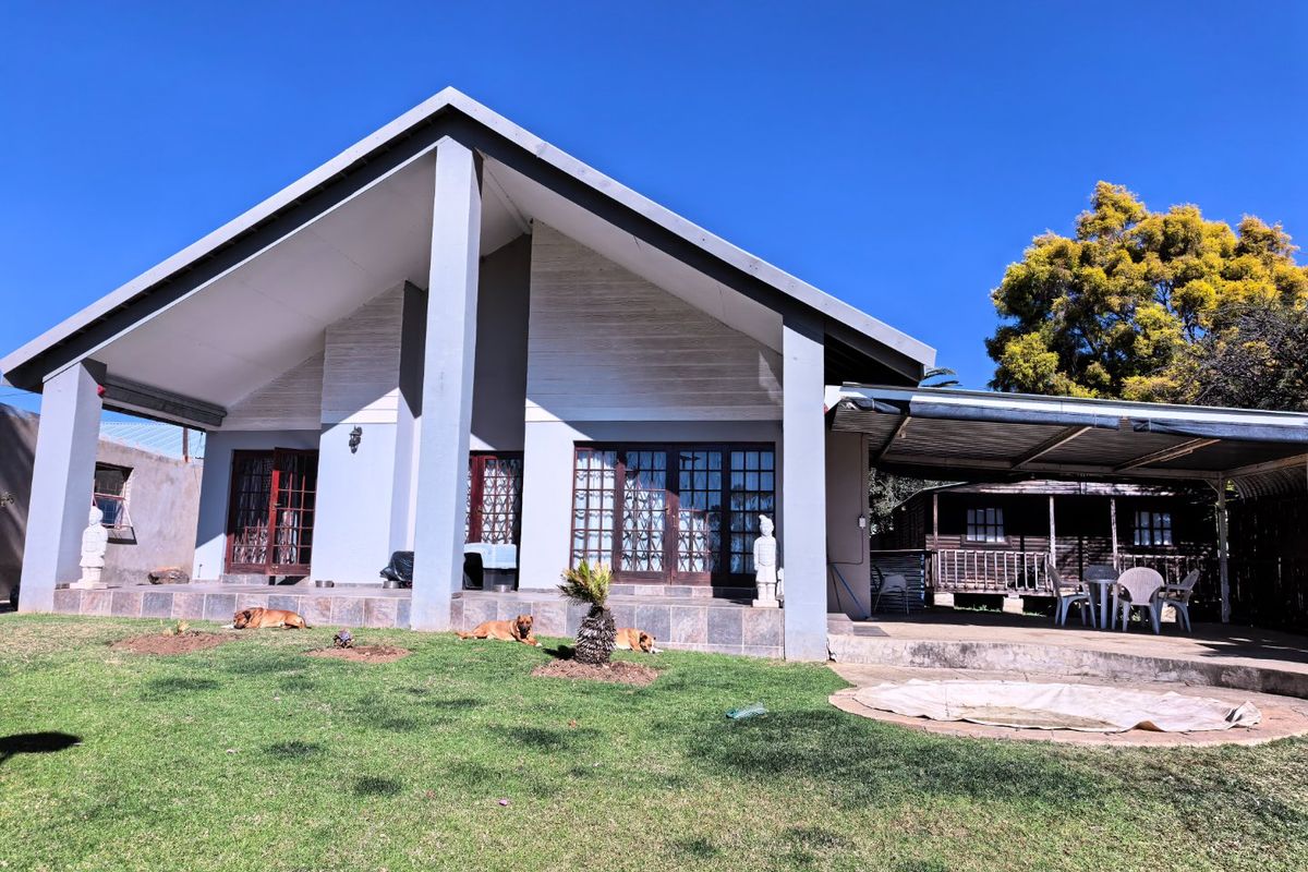 Comfortable Family Home with Great Potential - Photo 3