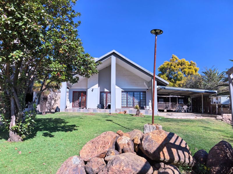 Comfortable Family Home with Great Potential - Photo 1
